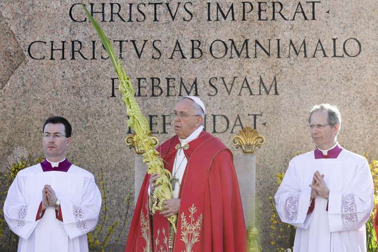 <p>Papa Francisco celebra missa do Domingo de Ramos na Praça de São Pedro, no Vaticano, em 29 de março</p>