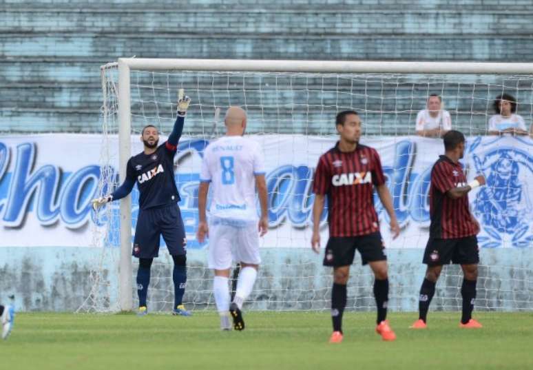 Goleiro Weverton é um dos poucos que se destaca na equipe atleticana