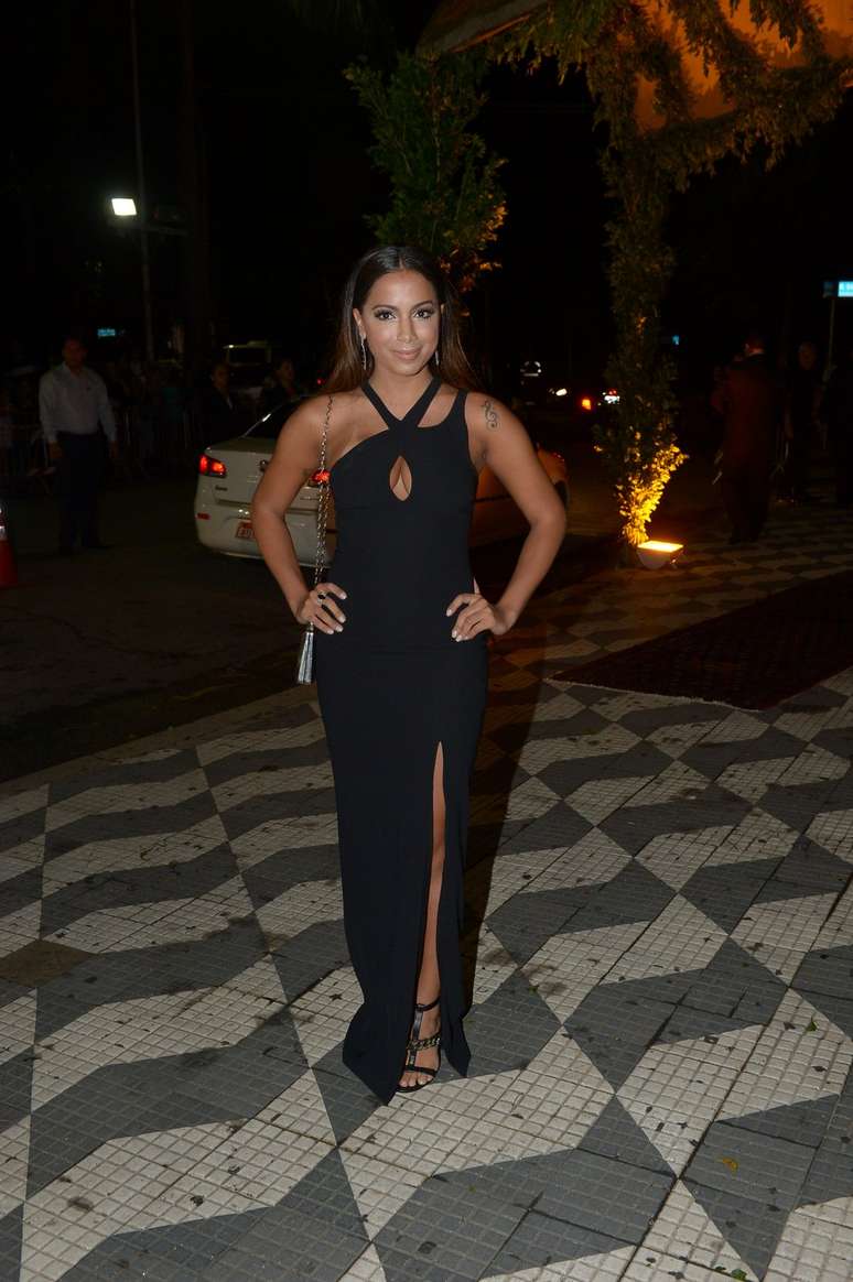 O polêmico vestido Versace para Riachuelo, usado no casamento de Fernanda Souza com Thiaguinho está ótimo na Anitta. Claro que para uma cerimônia na igreja Nossa Senhora do Brasil, a fenda é uma pouco exagerada. O pecado foi a cantora não admitir que era da rede fast fashion, pois apenas falou que era Versace. Para piorar, na época que usou, o vestido estava em liquidação de R$ 349,90 por R$ 79,90. Era só admitir a marca popular e pronto: uma lição para quem acha que elegância é sinônimo de roupa cara.