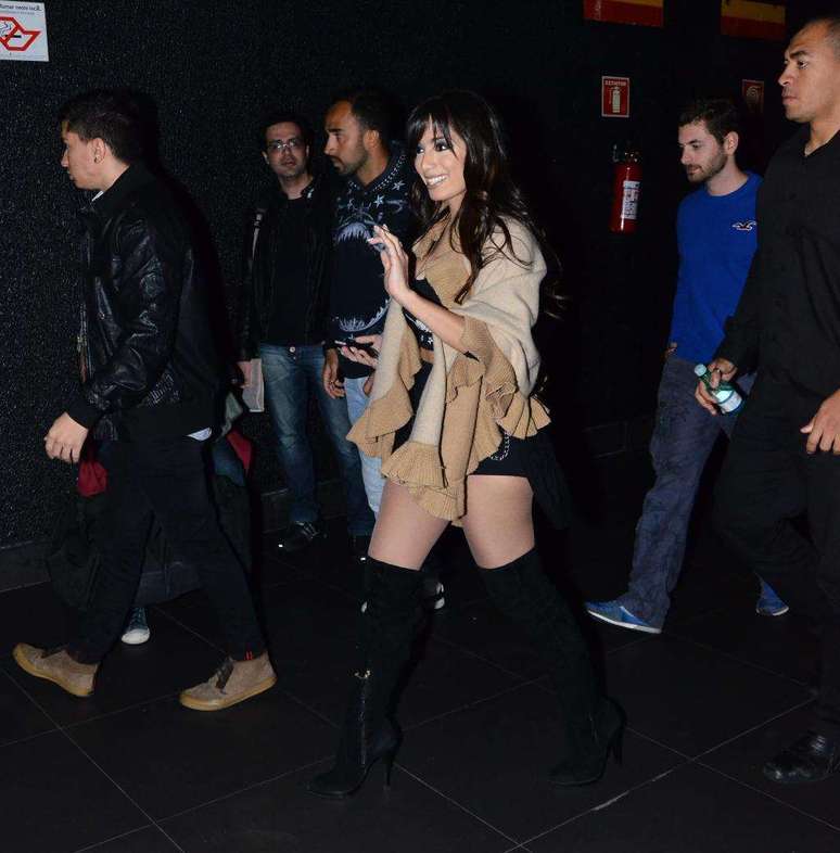 Meio Lady Gaga, meio Rihanna, meio Madonna, sei lá. Em 2013, Anitta causava com esse look de hot pants e botas tipo cuissarde (acima dos joelhos). Está  bem, era para show, mas não é a melhor opção para uma pessoa baixa de coxas grossas, ok?