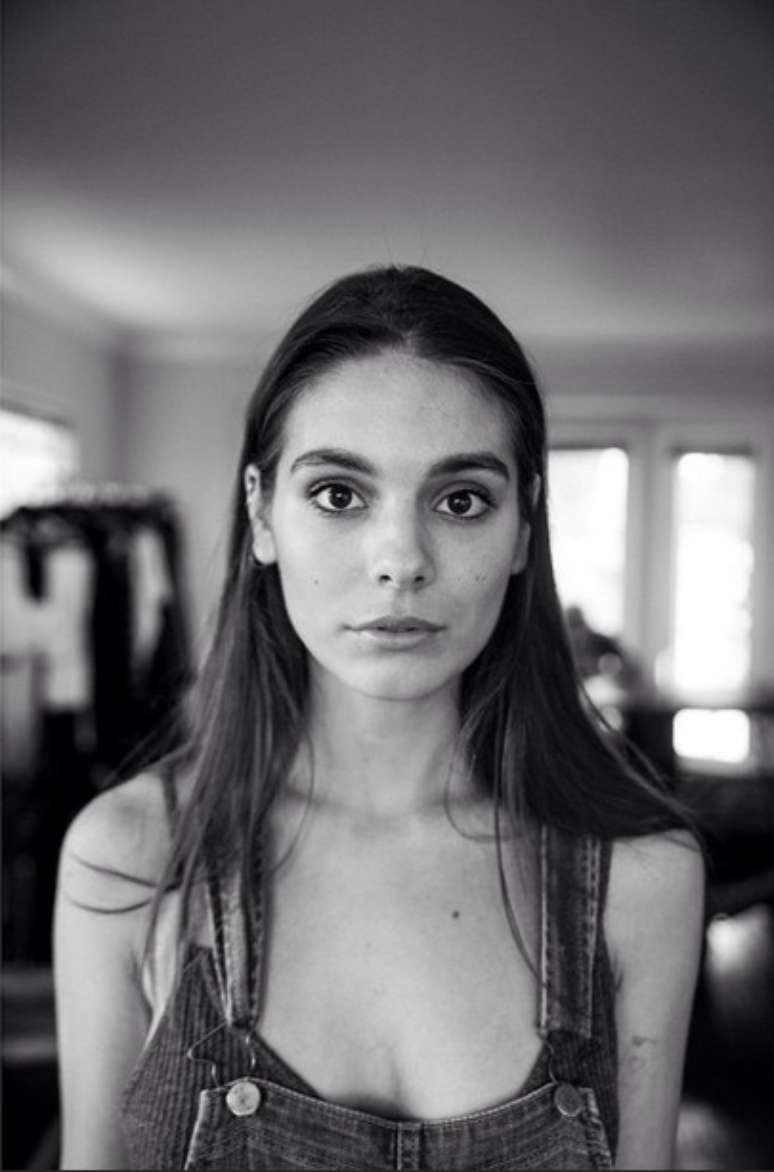 Caitlin Stasey tem 24 anos 