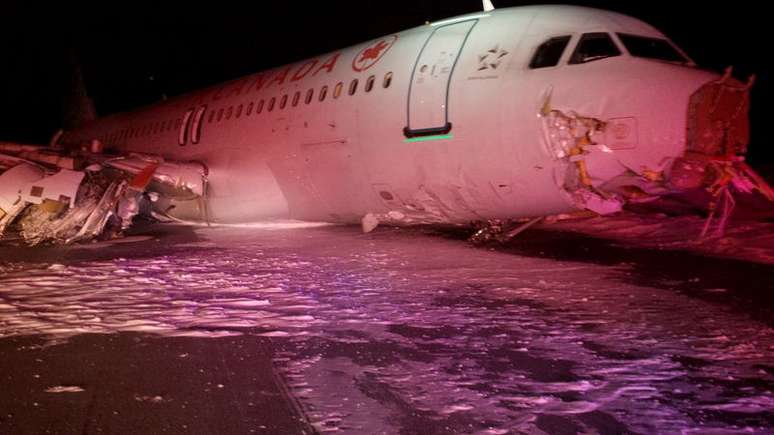 Avião da Air Canadá sai da pista e deixa 23 feridos 