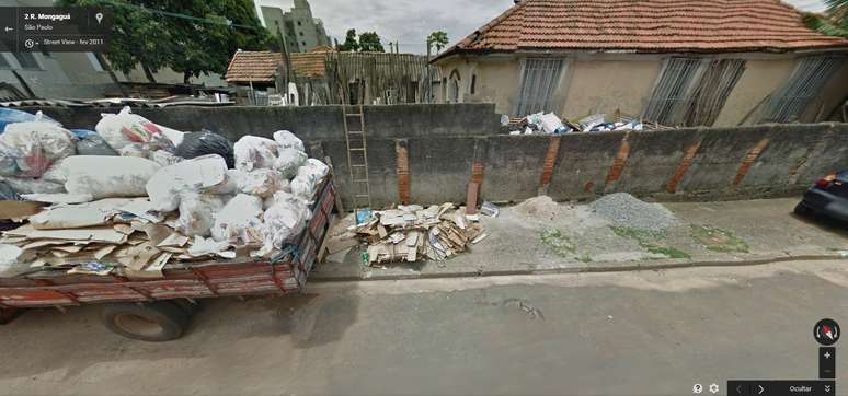 <p>Foto tirada em 2011 mostra que já havia lixo acumulado na casa</p>