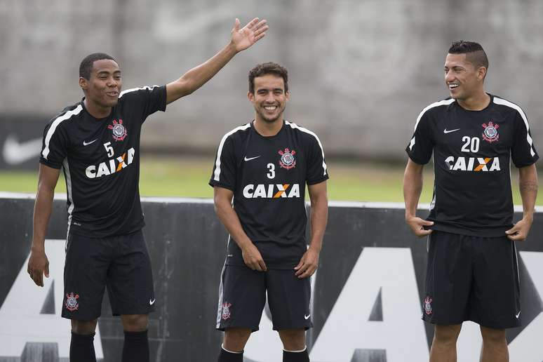 Elias, Jadson e Ralf participam de treino do Corinthians