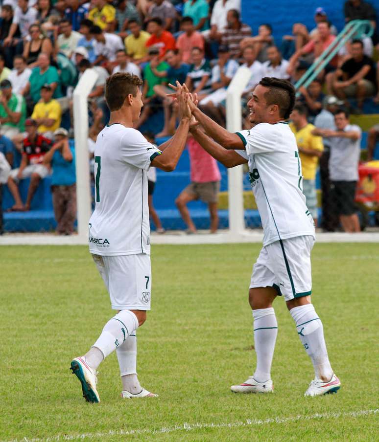 Esquerdinha comemora gol de Ruan com sua assistência sobre Caldas Novas