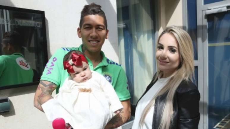 Foto de Firmino com filha e mulher foi destacada no site da CBF