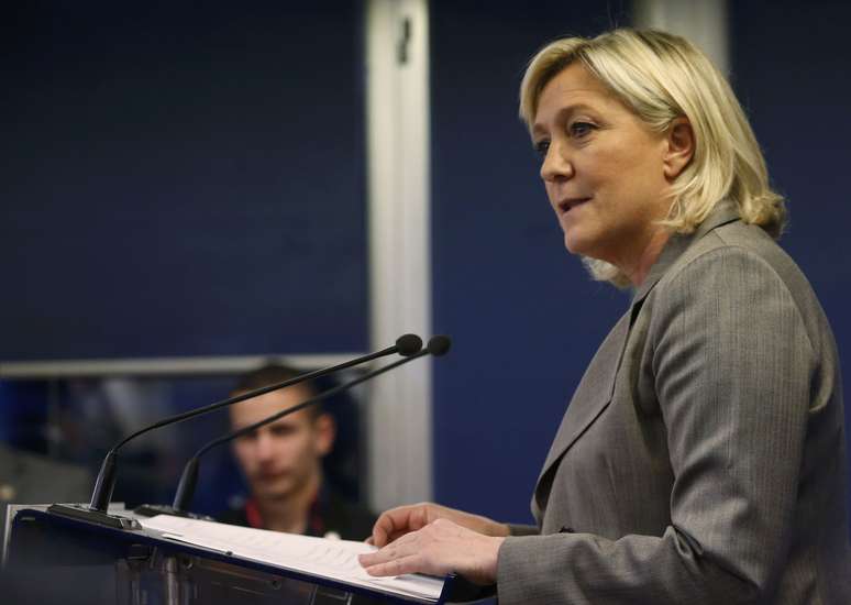 Líder do partido de extrema-direita Frente Nacional, Marine Le Pen, fala em coletiva de imprensa após o encerramento das eleições departamentais