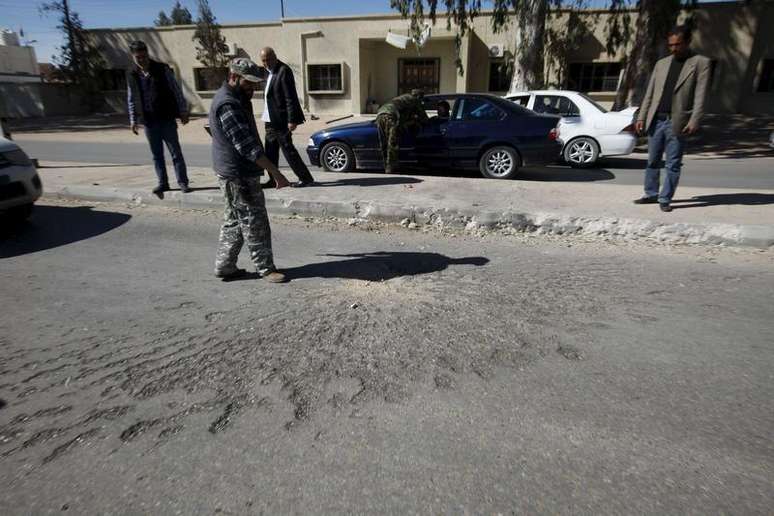 Agentes de segurança examinam local de ataque com foguete em Zawiya, na Líbia, nesta segunda-feira. 30/03/2015