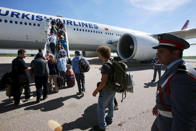 Passageiros embarcam novamente depois que o avião da Turkish Airlines foi forçado a pousar no aeroporto de Casablanca, em Marrocos, devido a uma ameaça de bomba nesta segunda-feira. 30/03/2015
