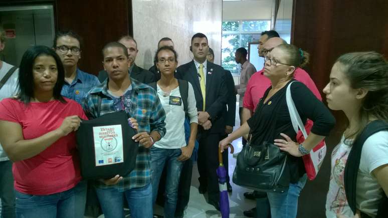 <p>Manifestantes impedidos de entrar no plenário da Assembleia</p>