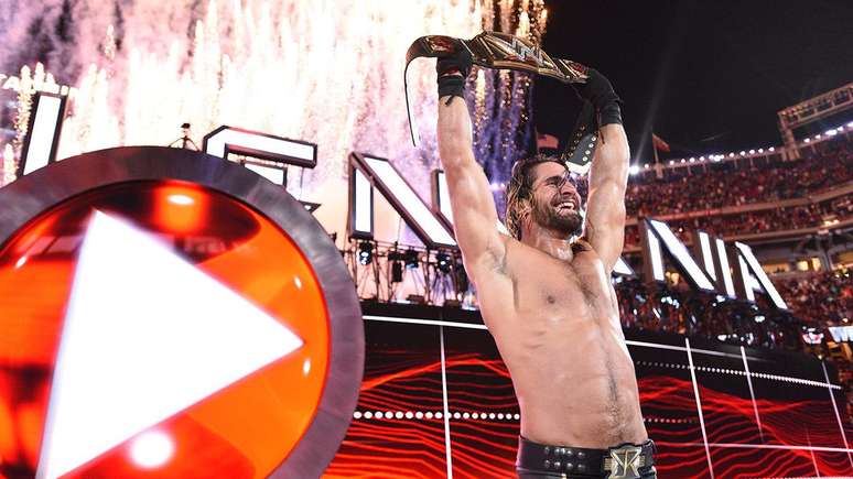 <p>Seth Rollins foi "malandro" e faturou o título mundial peso-pesado da WWE</p>