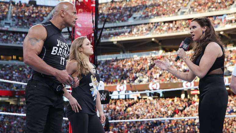 Ronda Rousey foi chamada ao ringue por The Rock e deu um show