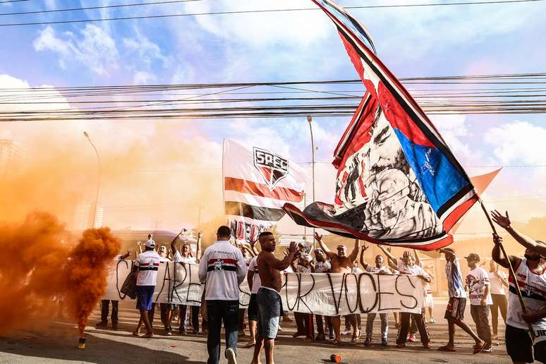 <p>Na segunda-feira,&nbsp;organizados foram ao CT para&nbsp;apoiar&nbsp;e protestar</p>