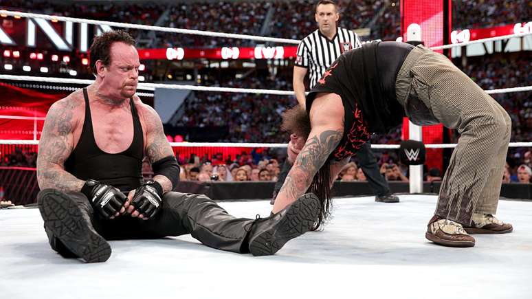 <p>Lenda Undertaker venceu Bray Wyatt em seu retorno aos ringues após um ano</p>