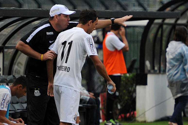 Thiago Ribeiro está perto de deixar o Santos rumo ao Atlético-MG
