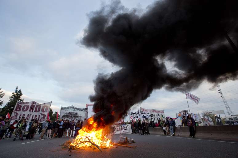 <p>Manifestantes bloqueiam rodoviam em Buenos Aires durante paralisação</p>