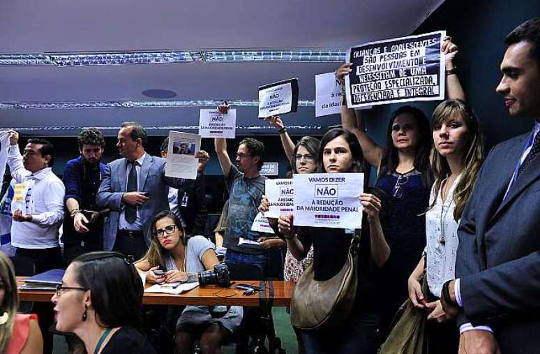 <p>Manifestantes acompanharam sessão da CCJ que aprovou PEC da maioridade penal</p>