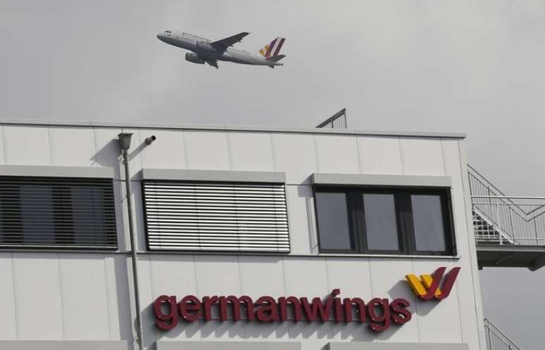 <p>Avião da Germanwings decola perto de sede da empresa no aeroporto de Colonia-Bonn, na Alemanha</p>