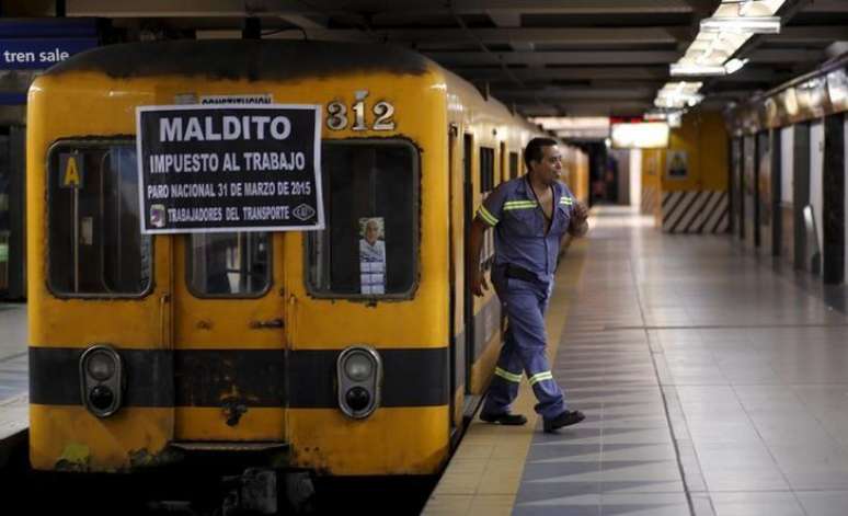 Funcionário do metrô caminha em terminal vazio durante greve em Buenos Aires. 31/03/2015.