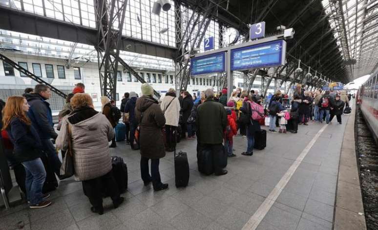 Passageiros aguardam na plataforma de uma estação de trem em Colonia, no oeste da Alemanha, nesta terça-feira. Todos os serviços de trens regionais no oeste do país foram suspensos devido a fortes tempestades. 31/03/2015