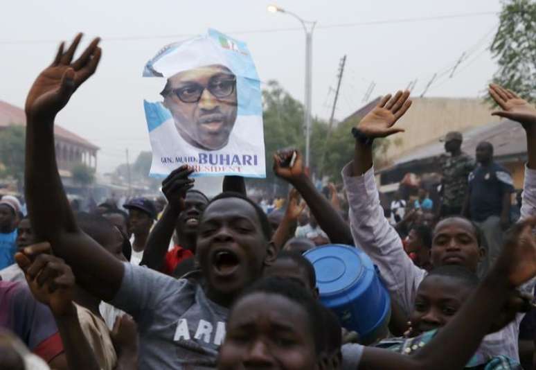 Partidários do candidato presidencial opositor Muhammadu Buhari comemoram sua eleição em Kano, na Nigéria, nesta terça-feira. 31/03/2015