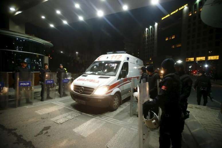 Ambulância deixa tribunal onde promotor era mantido refém em Istambul. 31/03/2015.