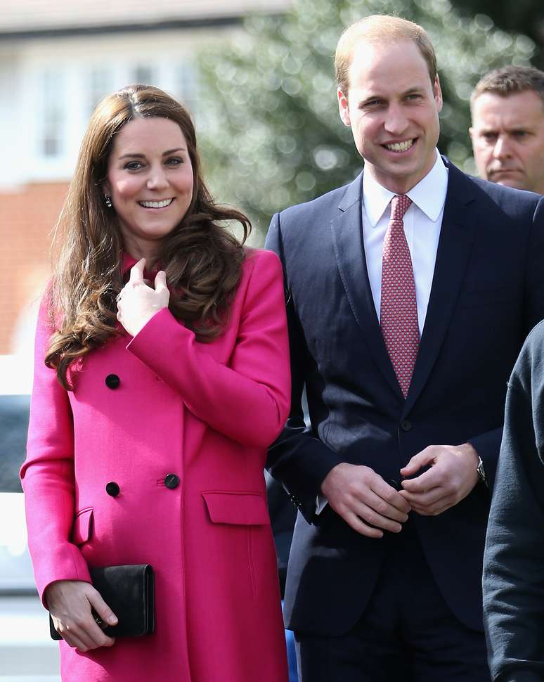 A duquesa de Cambridge e o príncipe William chegam ao estúdio de gravação XLP Móvel, em 27 de março, em Londres, Inglaterra