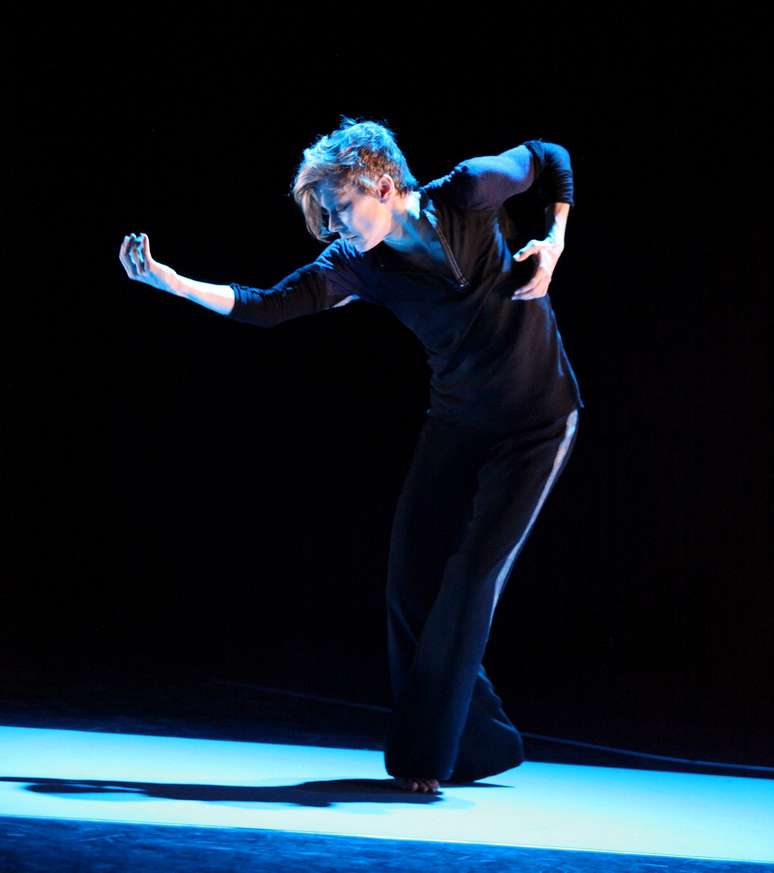 <p>Louise Lecavalier foi até o momento o grande destaque das duas edições. Conhecida pelo trabalho na La La La Human Steps, Louise está desde 2006 desenvolvendo seus próprios trabalhos, como So Blue (foto).</p><p> </p>