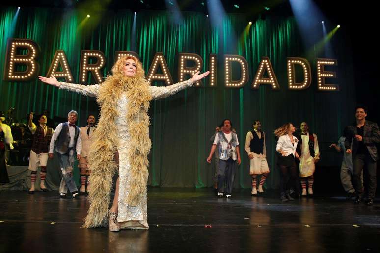 Com a presença de famosos, Susana Vieira apresentou o musical 'Barbaridade', no Leblon, Rio de Janeiro