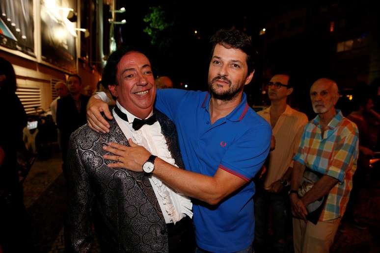 Marcelo Serrado posou abraçado com o ator Marcos Oliveira, o Beiçola da 'Grande Família'
