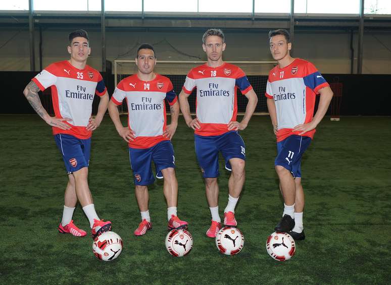 Jogadores do Arsenal posam com "bola especial para canhotos"