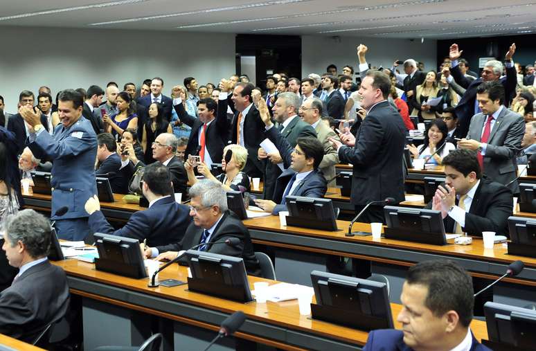 Deputados comemoram aprovação da admissibilidade da PEC da maioridade penal na CCJ