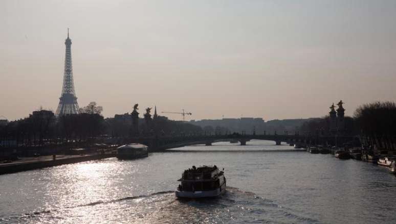 Vista geral do rio Sena e da torre Eiffel em Paris, na França. 23/03/2015