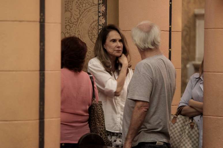 Xuxa Lopes presta última homenagem ao ex-marido Cláudio Marzo, com quem teve um filho