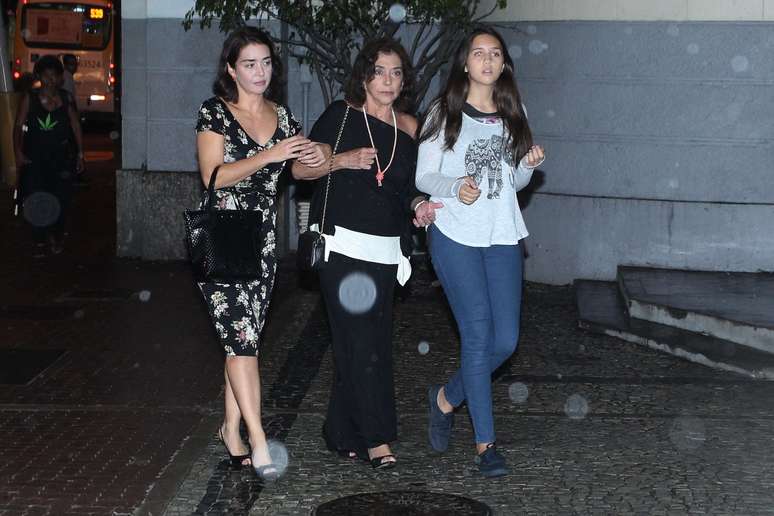 Betty Faria deixa a missa acompanhada da filha, Alexandra Marzo, e da neta Giulia