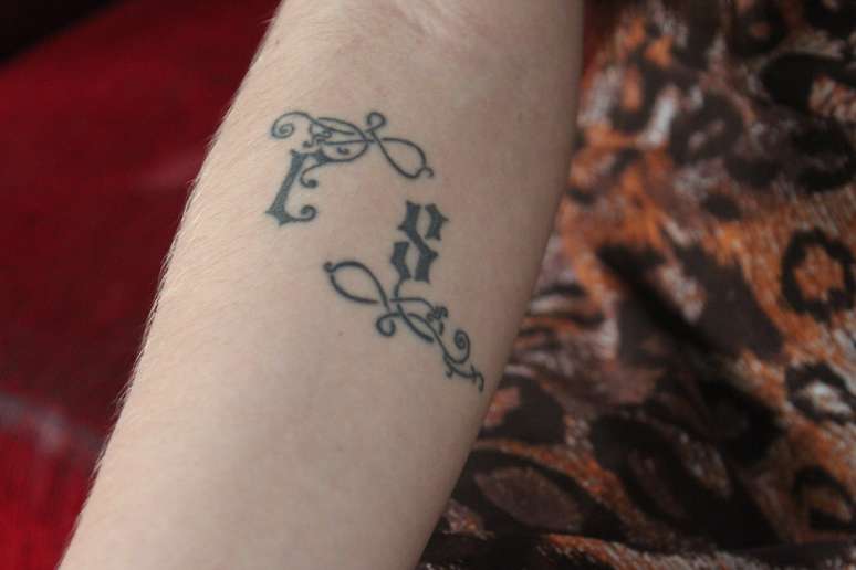 No braço, as iniciais do ex. "Ele dizia que, se eu o amasse, faria a tatuagem como prova de amor"