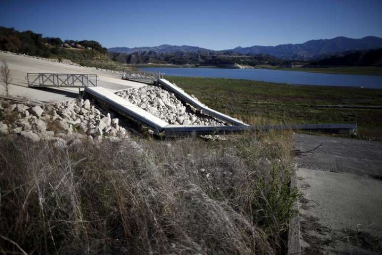 Barragens desmoronam após recuo da água em lago Cachuma, em Santa Bárbara, Califórnia.  27/03/2015.