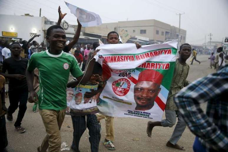 Pessoas comemoram vitória de Muhammadu Buhari na eleição da Nigéria. 31/03/2015