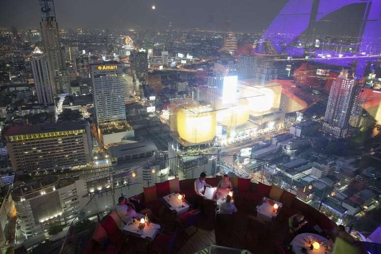 Visitantes e turistas em bar com vista do centro de Bangcoc. 1/4/2015.