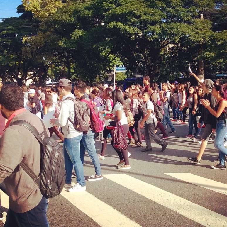 São Paulo, 1/4 - Alunos da Escola Estadual Professora Zuleika de Barros Martins Ferreira realizaram um protesto para demonstrar apoio aos professores em greve e pedir maior qualidade de ensino 