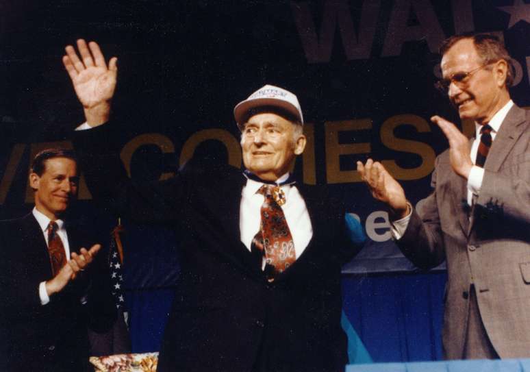 O fundador do Walmart, Sam Walton (de boné), ao lado do então presidente dos EUA, George Bush
