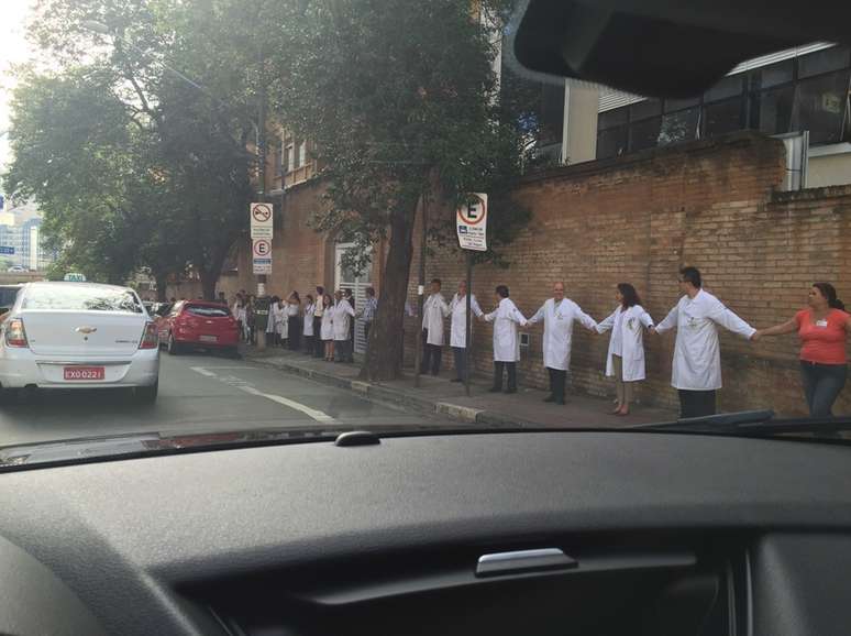 <p>Funcion&aacute;rios abra&ccedil;am a Santa Casa de S&atilde;o Paulo em foto de arquivo. Ato semelhante aconteceu em&nbsp;12 de dezembro de 2014</p>