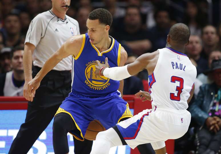 Stephen Curry protagonizou um dos lances mais espetaculares do ano sobre Chris Paul