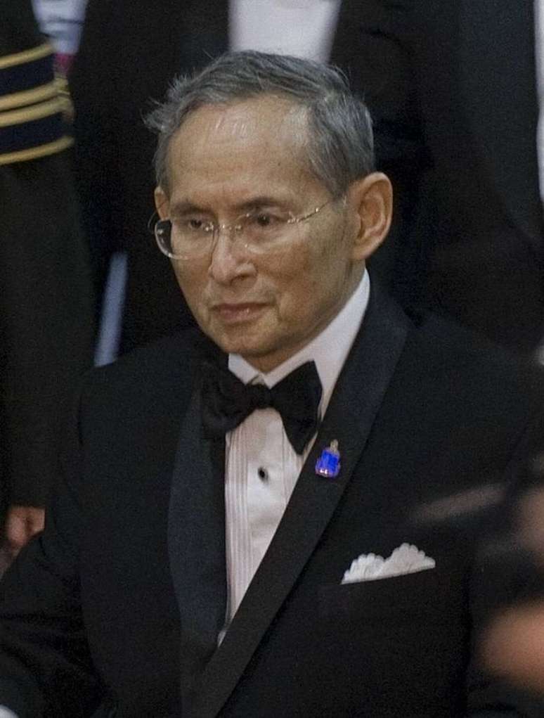 Rei tailandês, de 87 anos, é reverenciado por grande parte da população