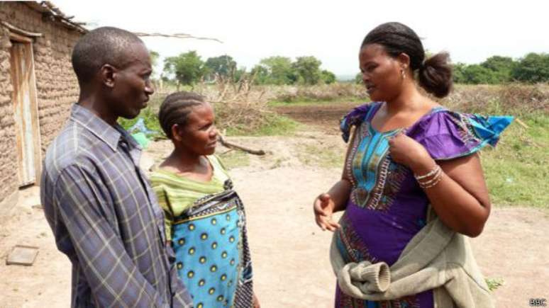 A assistente social Sofia Mchonvu tenta reconectar as meninas &agrave;s fam&iacute;lias