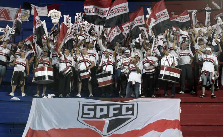 <p>Torcida do São Paulo comparece ao estádio Nuevo Gasômetro; pressão para as últimas rodadas</p>