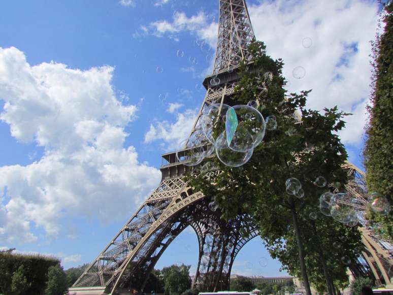 Olívia Tomazela registrou a Torre Eiffel em agosto de 2014 por uma perspectiva diferente. "Havia um homem soltando bolhas de sabão e as crianças brincavam. Foi um lindo dia!", contou
