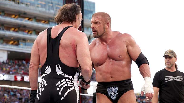 <p>Triple H protagonizou momento histórico ao cumprimentar Sting na WrestleMania</p>