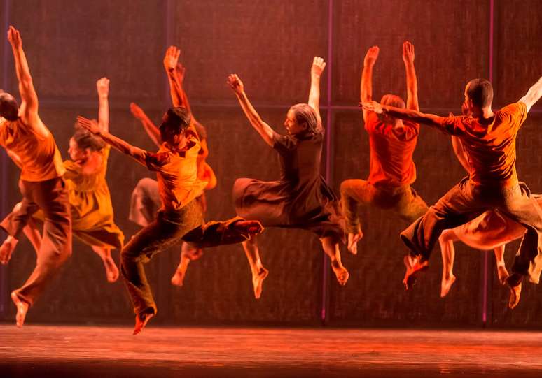 <p>Aspectos da cultura mineira são tema para o espetáculo Entre o Céu e as Serras, da Companhia de Dança do Palácio das Artes</p>