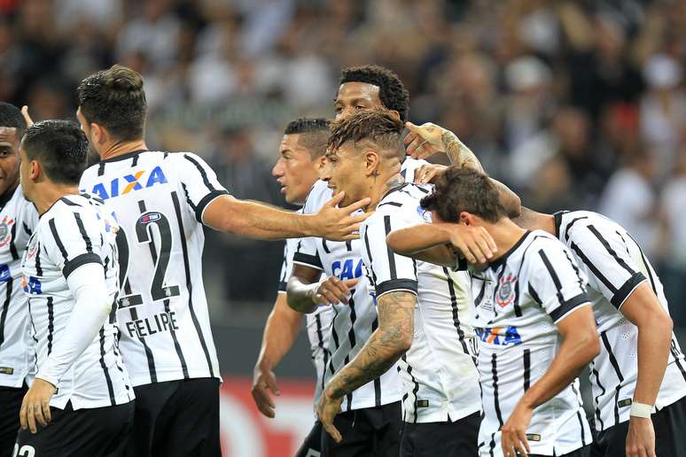 Corinthians comemora a goleada aplicada no Danubio